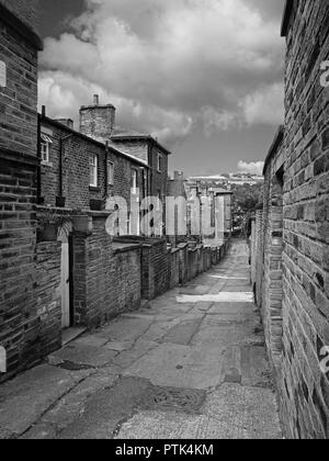 Una tipica strada posteriore in Saltaire, Bradford, Yorkshire Foto Stock