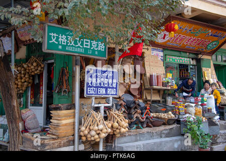 Kashgar, Xinjiang, Cina - 15 Settembre 2018 : Uigher tradizionali negozi nella città vecchia Kashgar, o Kashi, Xinjiang, Cina. Foto Stock