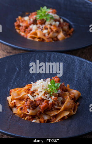 Tagliatelle con salsa bolognese e parmigiano Foto Stock