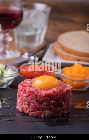 Tartare di manzo con un uovo su ardesia Foto Stock