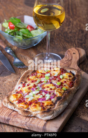 Fatto in casa flammkuchen francese con il vino Foto Stock