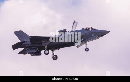 Un British Lockheed Martin F-35 B Lightning II 5a generazione multirole stealth fighter in bilico sul display volo a Duxford Air Show. Foto Stock