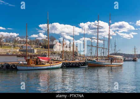 Barche a vela d'epoca sul Lungomare di Oslo. Norvegia Foto Stock