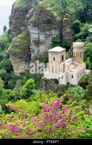 Vista di una parte del Castello normanno anche conosciuto come il Castello di Venere di Erice, Italia Foto Stock