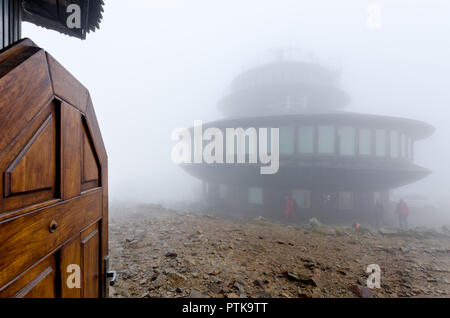 Karpacz, Bassa Slesia provincia, Polonia. Ad alta altitudine osservatorio meteorologico sul Sniezka peak, Foto Stock