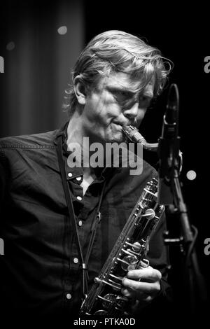 James Russell assolo sul sax tenore con Atlantic Crossover, Scarborough Jazz Festival 2018 Foto Stock