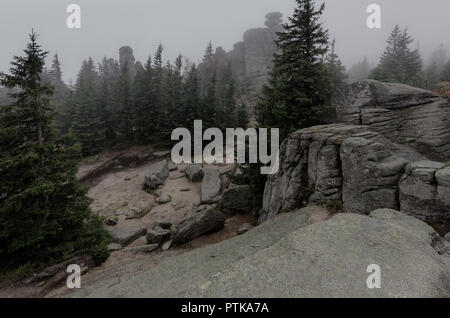 Pielgrzymy (Ger. Dreisteine) formazione di roccia, Karkonosze (Monti dei Giganti) mountain range. Polonia, Bassa Slesia provincia. Foto Stock