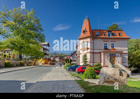 Karpacz, Bassa Slesia provincia, Polonia. Town Hall sulla strada principale: Konstytucji 3 maja; conquistatore Square Foto Stock