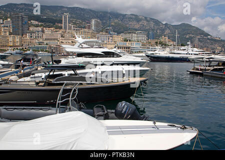 Barche ormeggiate nel porto di Monaco Foto Stock