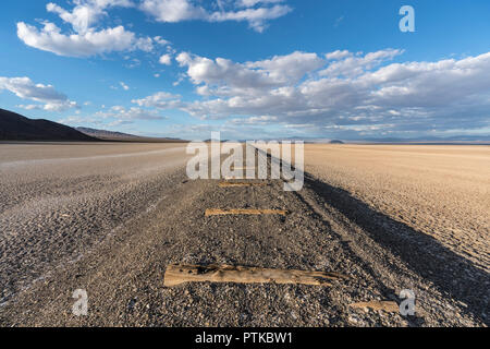 Deserto lago secco con abbandonato i binari della ferrovia alla fine del Mojave river vicino Zzyzx California. Foto Stock