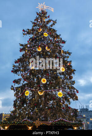 Praga mercatino di Natale nella notte in Piazza della Città Vecchia con persone sfocata in movimento. Praga, Repubblica Ceca. Foto Stock
