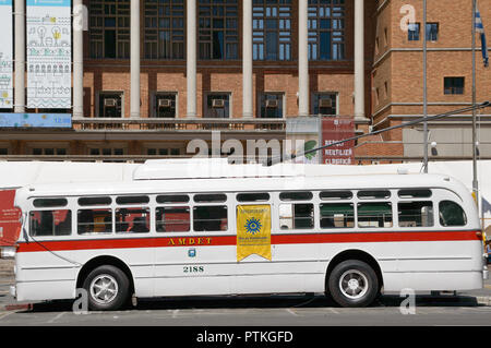 MONTEVIDEO, Uruguay - Ottobre 6, 2018: Bianco filobus in mostra, in vista laterale Foto Stock