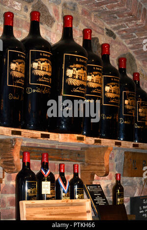 Bottiglie di vino nella sala di degustazione al castello di Amorosa cantina, alloggiato in una riproduzione 13-secolo italiano medievale castello in pietra a Calistoga, Cal Foto Stock