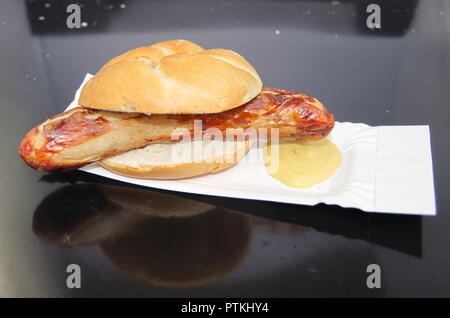 Il bratwurst mit Senf Brötchen im Foto Stock