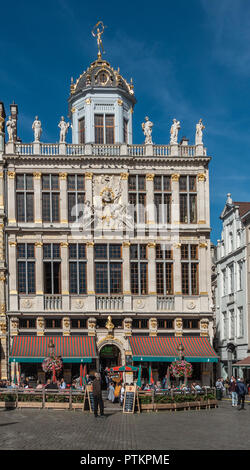 Bruxelles, Belgio - 26 Settembre 2018: il bianco-grigio facciata con statue dorate e di un patio di fronte Le Roy d'Espagne, il Re di Spagna, bar e r Foto Stock