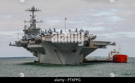 US Navy navi da guerra, la portaerei USS Harry S Truman (CVN 75) ad ancorare nel Solent per visitare Portsmouth, Regno Unito tra il 6th-10th October 2018. Foto Stock