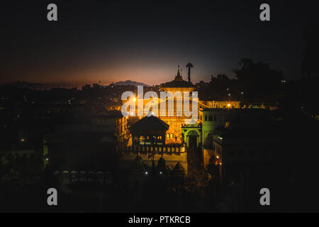 Kathmandu, Nepal - Ott 8,2018:Vista del tempio di Pashupatinath di notte.it è uno dei più sacro tempio indù nel mondo. Foto Stock