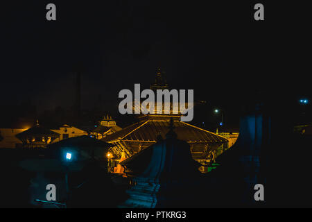 Kathmandu, Nepal - Ott 8,2018:Vista del tempio di Pashupatinath di notte.it è uno dei più sacro tempio indù nel mondo. Foto Stock