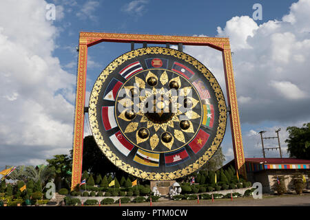 Il gigante buddista gong del tempio Wat Tham Khuha Sawan, Ubon Ratchathani, Isaan, Thailandia Foto Stock