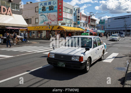 Hokkaido in Giappone - ottobre8,2018 : vecchio toyota taxi guida su Soen-Hassamu Dori road jogai mercato pesce Hokkaido in Giappone Foto Stock