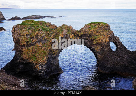 Arco roccioso Gatklettur, Arnarstapi, Snaefellsnes, Vesturland, Islanda Foto Stock