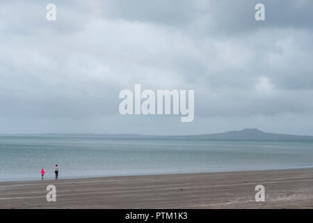 Una vista verso l'Isola di Rangitoto. Foto Stock