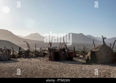 Un villaggio Himba con le tradizionali capanne di fango in remoto la provincia di Kaokaland vicino alla città di Purros in Namibia. Foto Stock