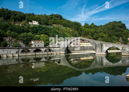 Un ponte sul fiume Serchio a Borgo a Mozzano. Foto Stock