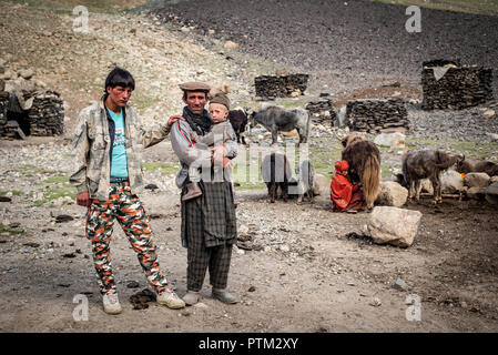 Un Wakhi pastore e la sua famiglia in un remoto insediamento nella Wakhan corridoio dell'Afghanistan. Foto Stock