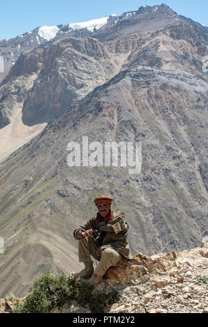 Un uomo Wakhi nelle montagne del Wakhan corridoio dell'Afghanistan. Foto Stock