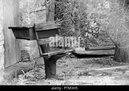 Bianco e nero vintage abbandonato a banchi di scuola Foto Stock