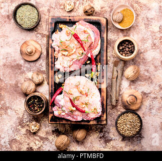 Carne cruda selezione sul tagliere di legno Foto Stock