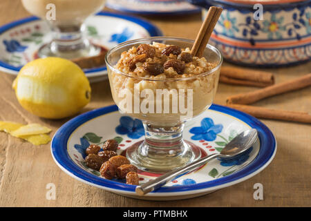 Arroz con leche. La cannella budino di riso. Dessert ispanica Foto Stock