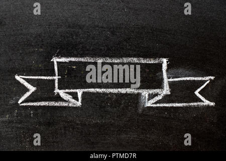 Bianco gesso disegno come nastro nero forma sulla lavagna nera sullo sfondo  (Concept per il simbolo di ricordo o di lutto Foto stock - Alamy