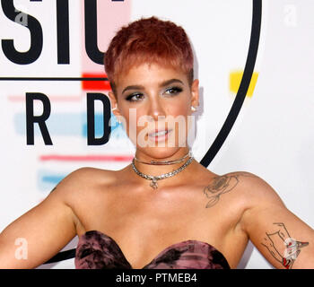 Los Angeles, Ca, Stati Uniti d'America. 09oct, 2018. Halsey assiste il 2018 American Music Awards al Teatro Microsoft il 9 ottobre 2018 a Los Angeles, California. ( Credito: spazio di immagine)/Alamy Live News Foto Stock