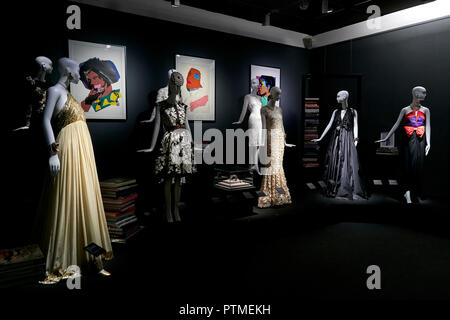 Naty Abascal's vestiti sono esposte durante "TELVA tributo. Unà episodio della Cronica de moda. Coleccion Naty Abascal' mostra presso la Reale Accademia di Belle Arti di San Fernando a Madrid. Foto Stock