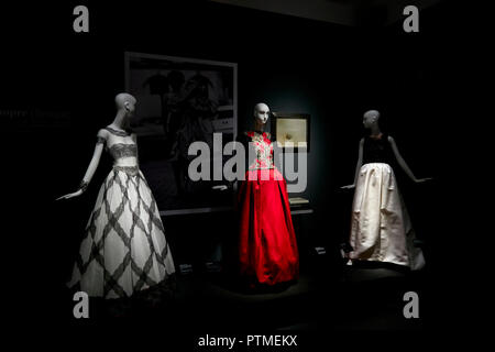 Naty Abascal's vestiti sono esposte durante "TELVA tributo. Unà episodio della Cronica de moda. Coleccion Naty Abascal' mostra presso la Reale Accademia di Belle Arti di San Fernando a Madrid. Foto Stock