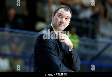 (181010) -- Belgrado, Ott, 10, 2018 (Xinhua) -- Partizan's head coach Nenad Canak reagisce durante il secondo turno il match in stagione regolare di 2018-2019 Eurocup di torneo di pallacanestro tra Partizan e Zenit in Serbia, a Belgrado in ottobre 9, 2018. Partizan ha vinto 89-82. (Xinhua/Predrag Milosavljevic) Credito: Predrag Milosavljevic/Xinhua/Alamy Live News Foto Stock