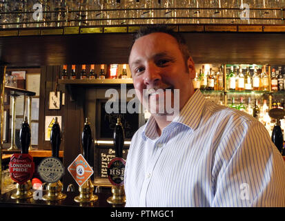 Londra, Regno Unito. Xvii Sep, 2018. Patrick Linn, gestore del pub 'l'Agnello e bandiera", si erge nel pub di Londra Covent Garden trimestre. Egli vede il forte aumento delle imposte come una ragione per la morte di pub in Gran Bretagna. (A dpa " Pub morente: perché più e più i pub in Gran Bretagna vicino all' dal 10.10.2018) Credito: Naoual Abardah/dpa/Alamy Live News Foto Stock