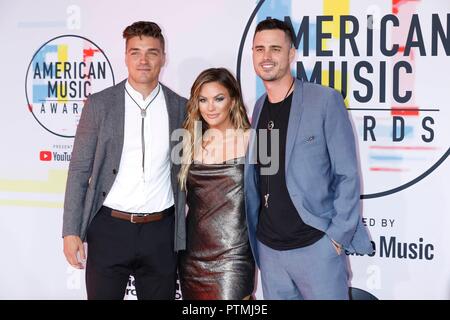 Los Angeles, Stati Uniti d'America. 9 Ott 2018. Dean Michael Unglert (l-r), Becca Tilley e Ben Higgins frequentare il 2018 American Music Awards presso Microsoft Theatre di Los Angeles, Stati Uniti d'America, il 09 ottobre 2018. | Utilizzo di credito in tutto il mondo: dpa picture alliance/Alamy Live News Foto Stock