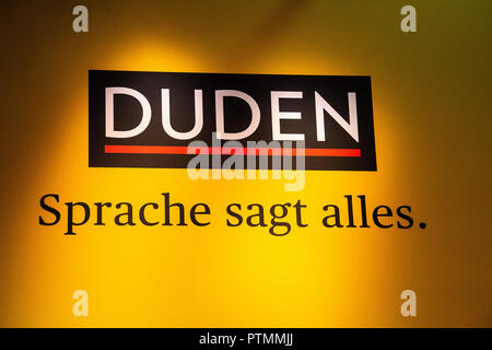 09 ottobre 2018, Assia, Frankfurt principale: la scritta "prache sagt alles' ('Lingua dice tutto') può essere trovato su Duden dello stand alla fiera del libro di Francoforte. Il più grande del mondo mostra del libro si svolge dal 10 al 14 Ottobre. Foto: Sila Stein/dpa Foto Stock