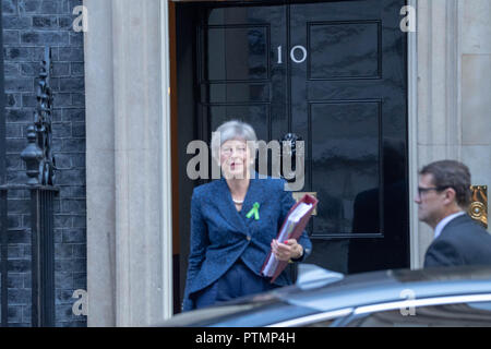 Londra, UK 10 ottobre 2018 Theresa Maggio MP PC, Primo Ministro, foglie, 10 Downing Street, Londra, UK Credit Ian Davidson/Alamy Live News Foto Stock