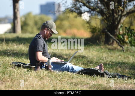 Londra, IK. 10 ott 2018. Meteo REGNO UNITO: Hot ottobre meteo nella zona londinese di Primrose Hill oggi Foto Jeremy Selwyn Credito: Evening Standard limitata /Alamy Live News Foto Stock