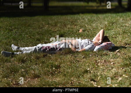 Londra, IK. 10 ott 2018. Meteo REGNO UNITO: Hot ottobre meteo nella zona londinese di Primrose Hill oggi Foto Jeremy Selwyn Credito: Evening Standard limitata /Alamy Live News Foto Stock
