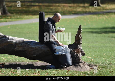 Londra, IK. 10 ott 2018. Meteo REGNO UNITO: Hot ottobre meteo nella zona londinese di Primrose Hill oggi Foto Jeremy Selwyn Credito: Evening Standard limitata /Alamy Live News Foto Stock