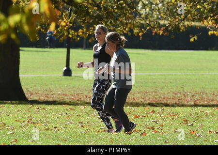 Londra, IK. 10 ott 2018. Meteo REGNO UNITO: Hot ottobre meteo nella zona londinese di Primrose Hill oggi Foto Jeremy Selwyn Credito: Evening Standard limitata /Alamy Live News Foto Stock