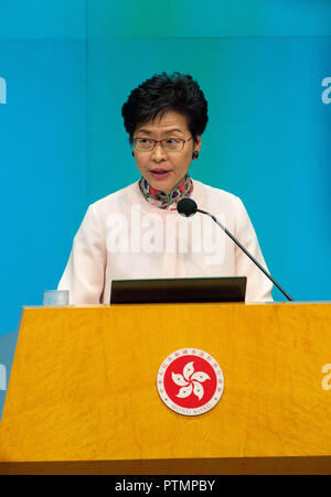 Hong Kong, Hong Kong, Cina. 10 ottobre, 2018. Hong Kong chief executive, Carrie Lam, risolve una conferenza stampa dopo la consegna dei dirigenti della politica 2018 Indirizzo. Incluso nel discorso era un divieto generalizzato su e-sigarette e le eventuali future variazioni dell'e-sigaretta. Hong unisce solo una manciata di paesi nel mondo che hanno compiuto questo passo Credito: Jayne Russell/ZUMA filo/Alamy Live News Foto Stock