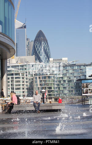 Londra, Regno Unito. 10 ottobre, 2018. Persone godere il caldo sole autunnale nel centro di Londra come alta pressione continua a costruire questa settimana. Credito: Keith Larby/Alamy Live News Foto Stock