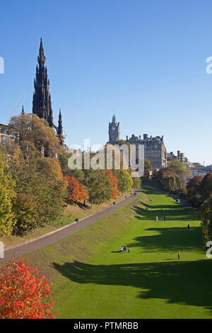 Edimburgo, Scozia meteo, 10 ottobre 2018. La calma prima della tempesta, il sole splende sui giardini di Princes Street East, i visitatori al centro della città potrete rilassarvi al sole Foto Stock