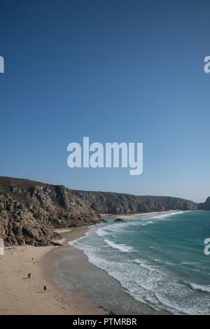 Porthcurno, Cornwall, Regno Unito. Il 10 ottobre 2018. Regno Unito Meteo. Come temperature aumentato vertiginosamente in tutto il Regno Unito, le persone erano fuori sul carribean cercando spiagge della Cornovaglia valorizzando le sabbie dorate e acque turchesi. Credito: cwallpix/Alamy Live News Foto Stock